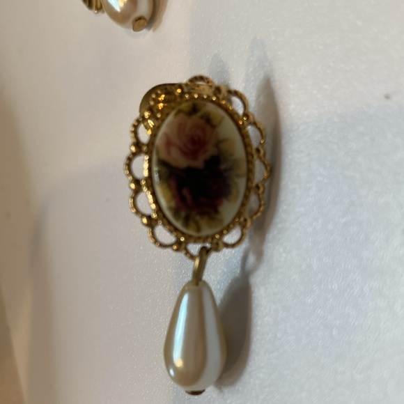 Vintage Couquette Earrings Floral Design and Drop Pearl Clip On - Picture 4 of 4